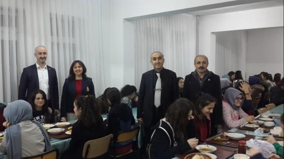 İl Müdürümüz Sayın Nevzat TÜRKKAN Yaklaşan YGS Sınavı Öncesi Fen Lisesi Kız Öğrencileri İle Yemek Yiyerek Meslek Tanıtımı ve Motivasyon Toplantısı Yaptı