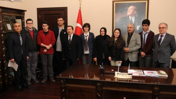 Vali İrfan BALKANLIOĞLU, YGS 2015 sınavında Türkiye genelinde ilk 1000e giren 6 öğrencimizi Ödüllendirdi.