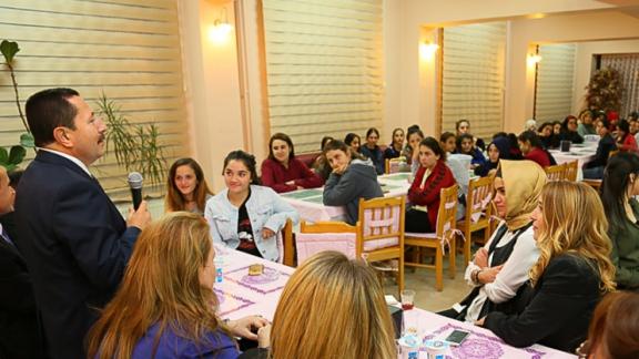 Vali Balkanlıoğlu, Kız Pansiyonunda Kalan Öğrencilerin Akşam Yemeğine Misafir Oldu.