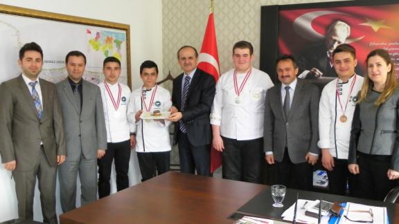 14. Uluslararası İstanbul Gastronomi Yemek Yarışmasında Dereceye Giren Ünye Mesleki ve Teknik Anadolu Lisesi Öğrencileri Müdürmüz Dr. Şaban KARATAŞ´ı Makamında Ziyaret Etti.