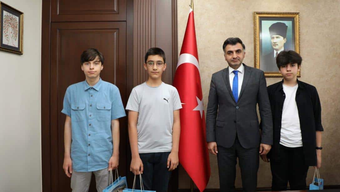LGS Birincisi Öğrencilerimiz, Müdürümüz Mehmet Fatih Vargeloğlu'nu Ziyaret Etti