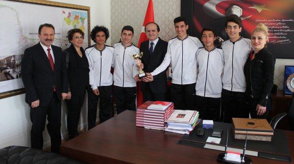 Oryantring Türkiye Şampiyonları Millî Eğitim Müdürümüz Dr. Şaban Karataş´ı Makamında Ziyaret Etti.
