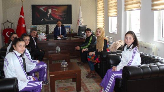 Millî Eğitim Müdürümüz Dr. Şaban KARATAŞ’a Yıldız Kızlar Badminton Takımı Öğrencilerinden Ziyaret.