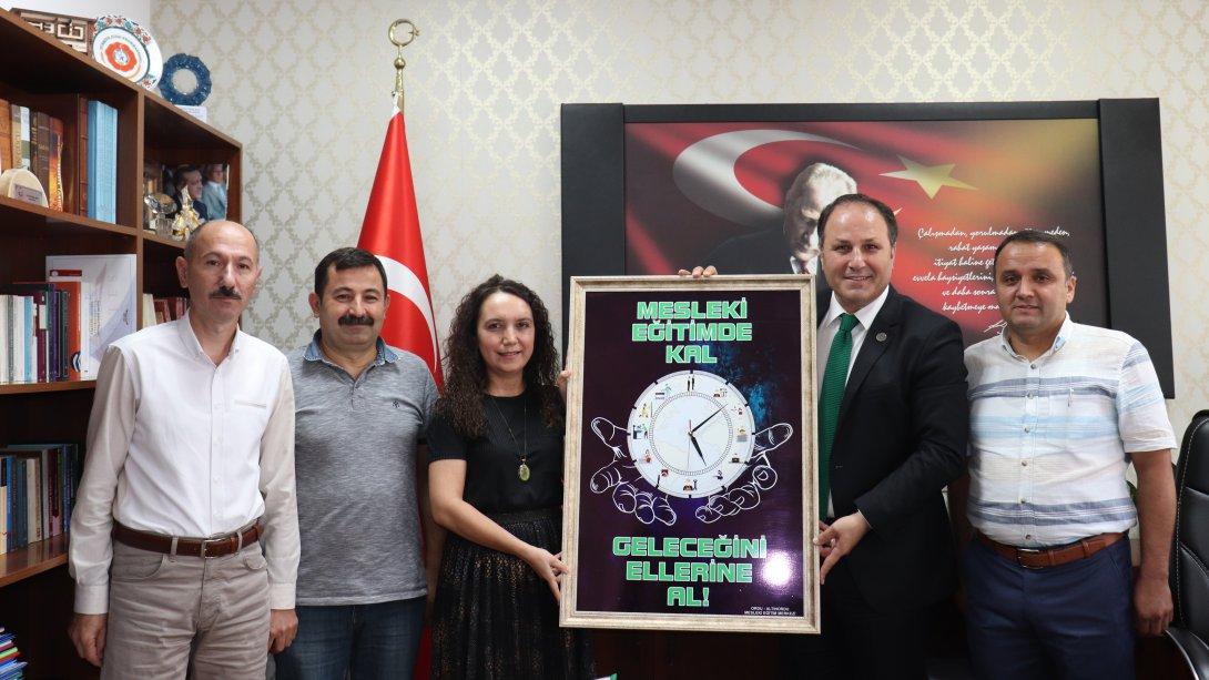 Türkiye İkincisi Okulumuzdan İl Millî Eğitim Müdürümüz Kutlu Tekin BAŞ'a Ziyaret