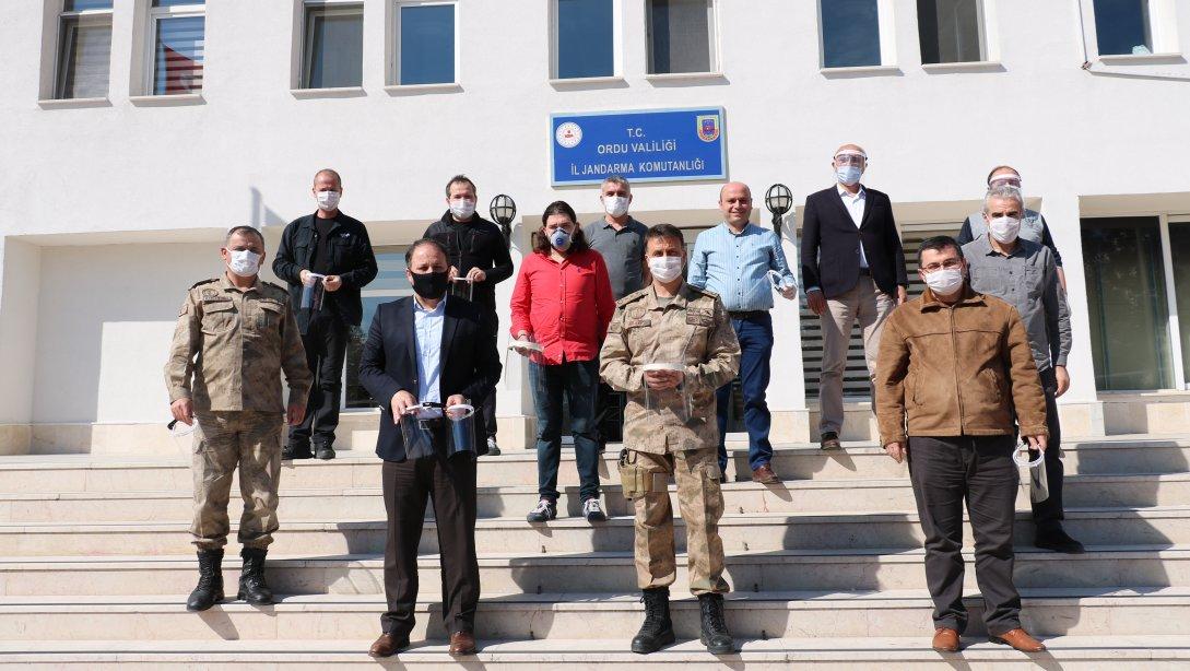 Gönüllü Öğretmenlerimiz Tarafından Üretilen Koruyucu Siper Maskeler İl Jandarma Komutanlığına Teslim Edildi