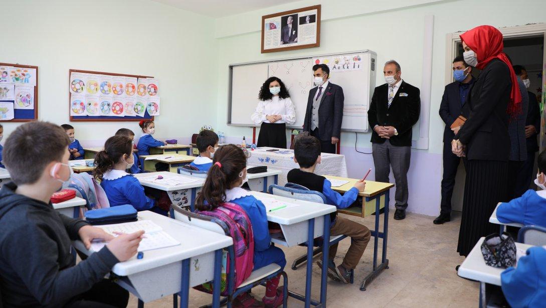 İl Millî Eğitim Müdürümüz Mehmet Fatih VARGELOĞLU, Akkuş'ta Öğretmen ve Öğrencilerle Buluştu