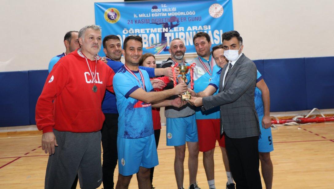 Öğretmenler Arası Voleybol Turnuvasında Şampiyon Takım Kupayı Müdürümüz Vargeloğlu'ndan Aldı